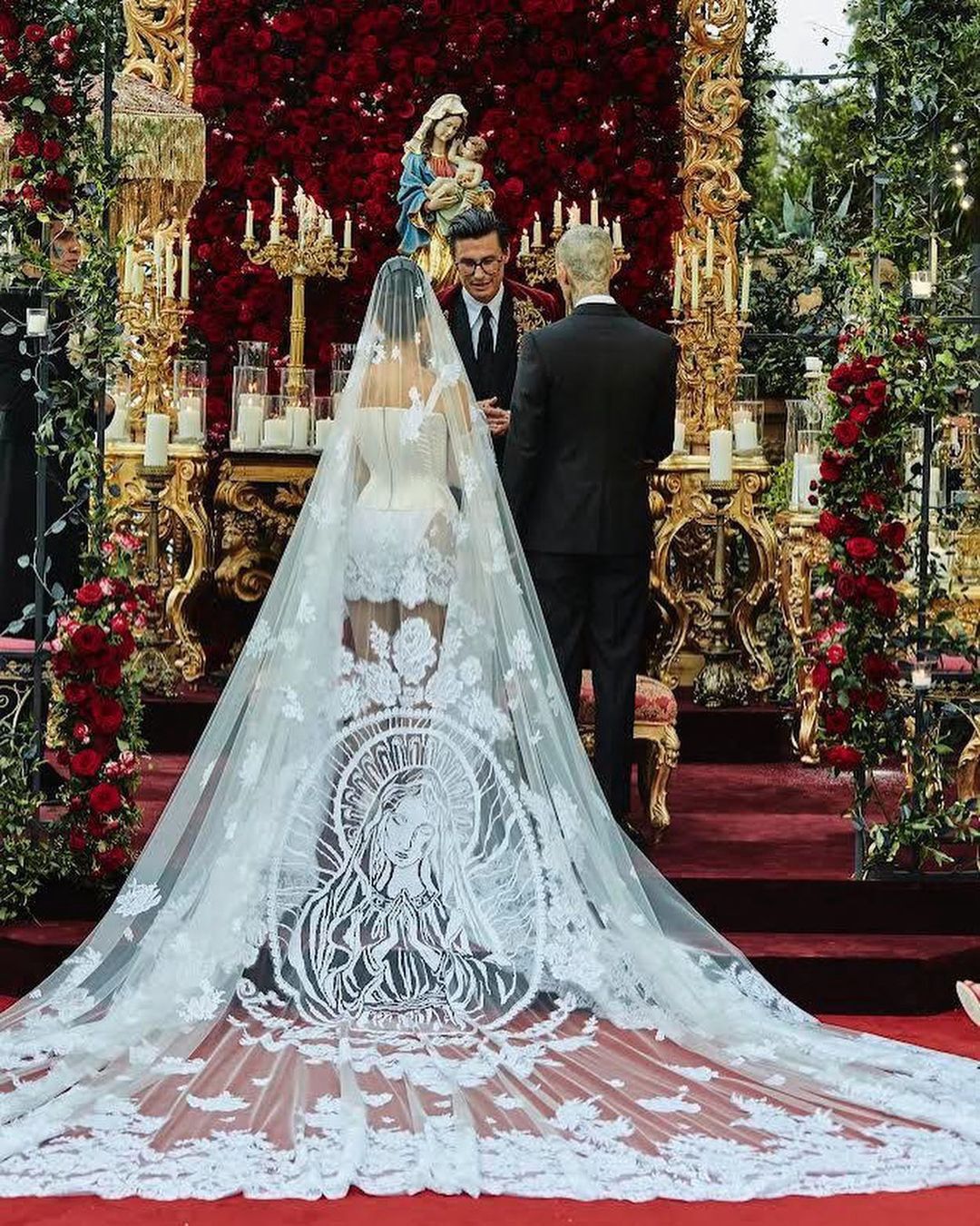 Stylizacja ślubna Kourtney Kardashian, w tym welon z wizerunkiem Matki Boskiej 