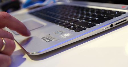 Mnóstwo laptopów zalega w magazynie. "Nic nie możemy z nimi zrobić"