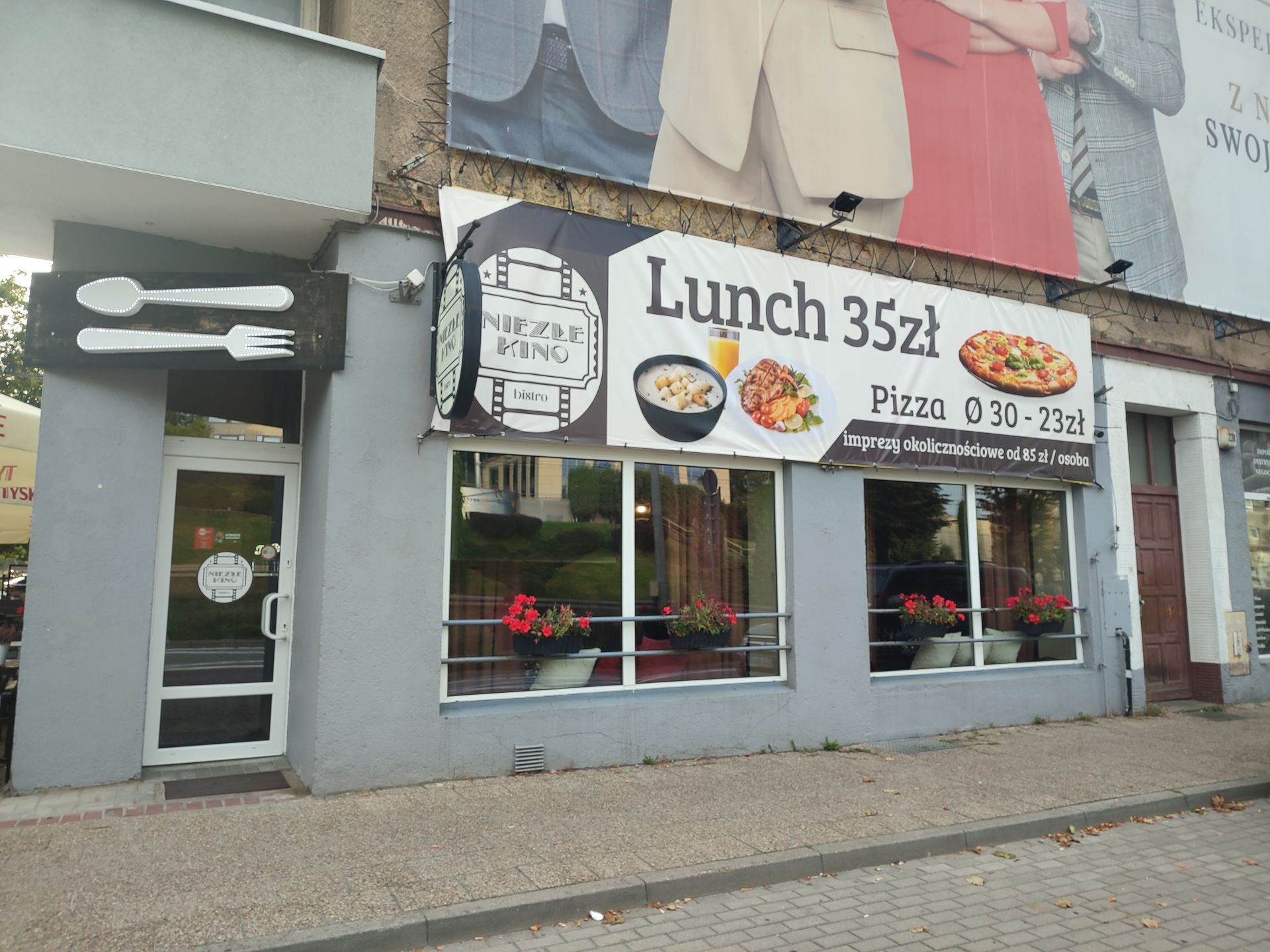 Tak restauracja wygląda z zewnątrz- Pyszności