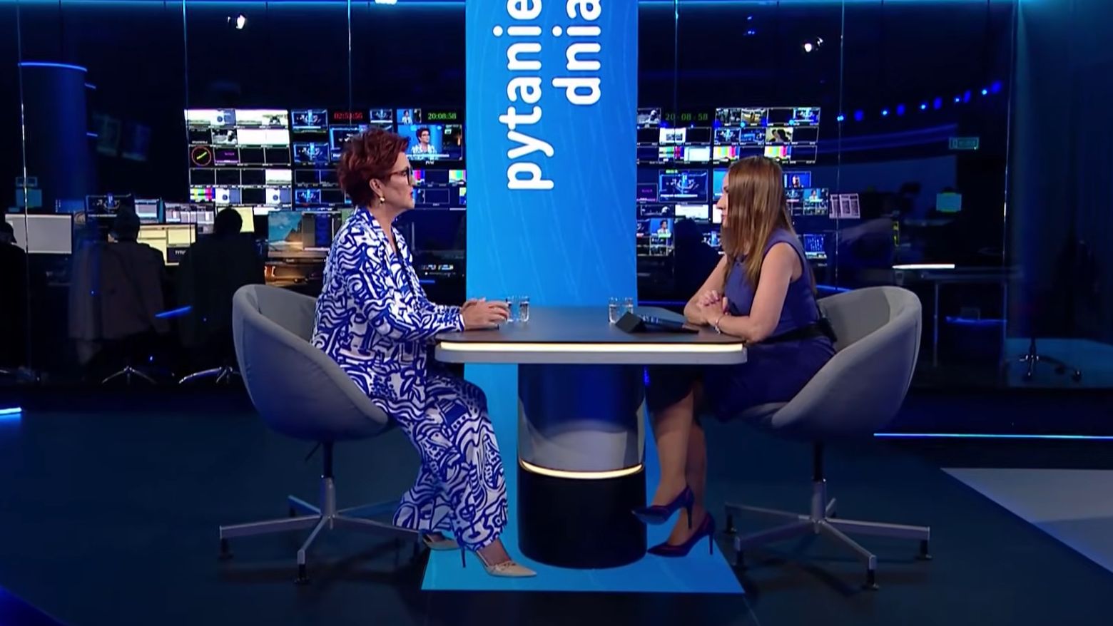 Jolanta Kwaśniewska we wzorzystym garniturze 
