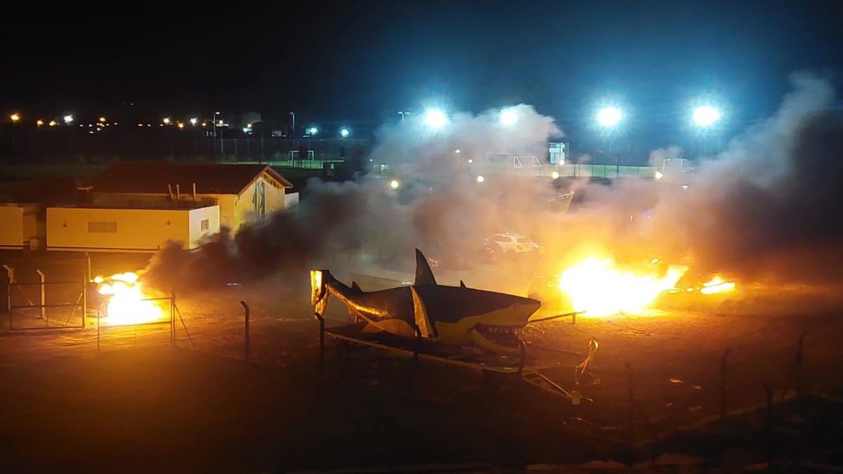 Płonące auta piłkarzy