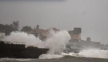 Alert na rajskich wyspach. Do wybrzeży zbliża się Therese