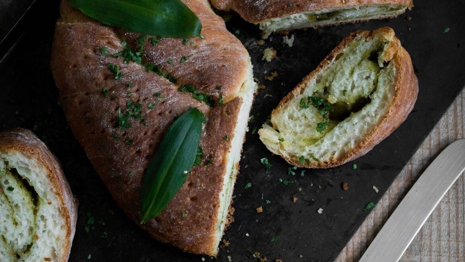 Pesto z czosnku niedźwiedziego i wytrawny wieniec drożdżowy