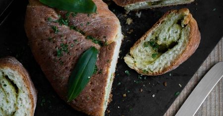 Pesto z czosnku niedźwiedziego i wytrawny wieniec drożdżowy