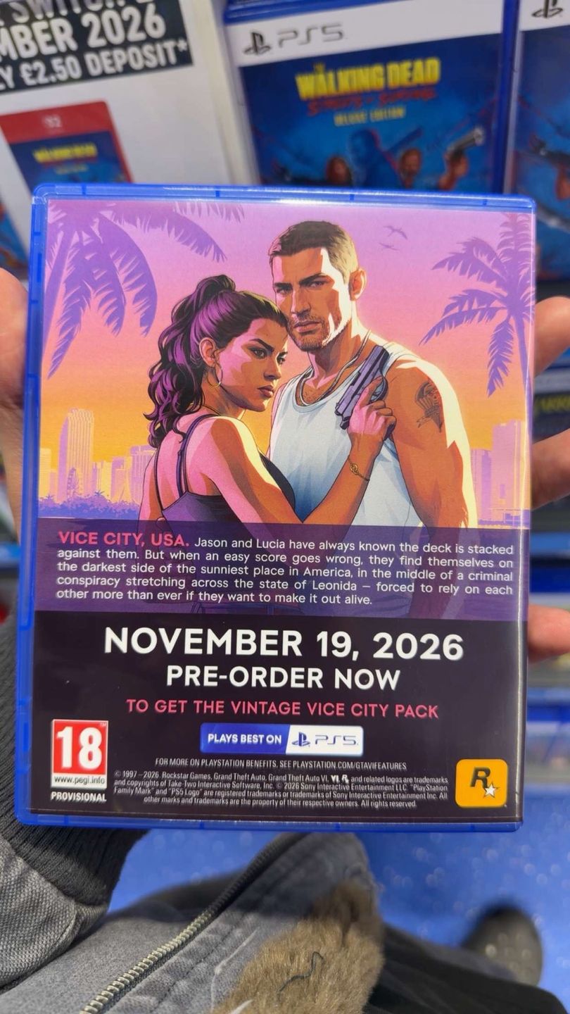 Przód i tył pudełka z GTA 6