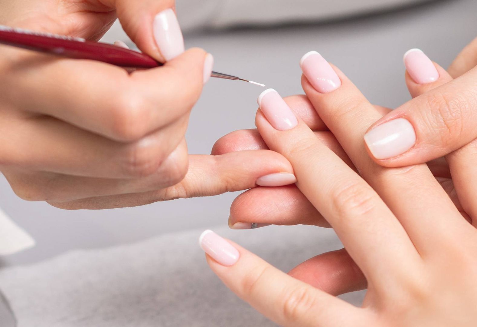 Numer jeden w manicure. Paznokcie z suszonymi kwiatami podbijają sieć