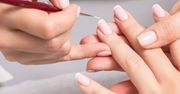 Numer jeden w manicure. Paznokcie z suszonymi kwiatami podbijają sieć