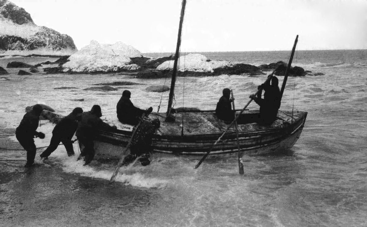 Shackleton wyruszający na Georgię Południową po pomoc dla swojej załogi uwięzionej na Wyspie Słoniowej