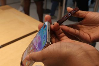 Używasz złej ładowarki do iPhone'a 15? Możesz go zepsuć