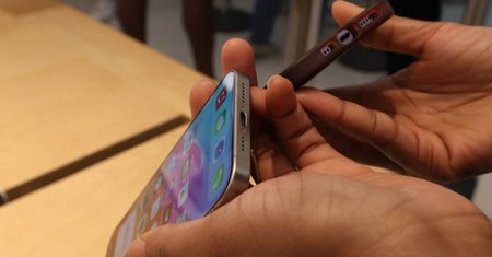 Używasz złej ładowarki do iPhone'a 15? Możesz go zepsuć