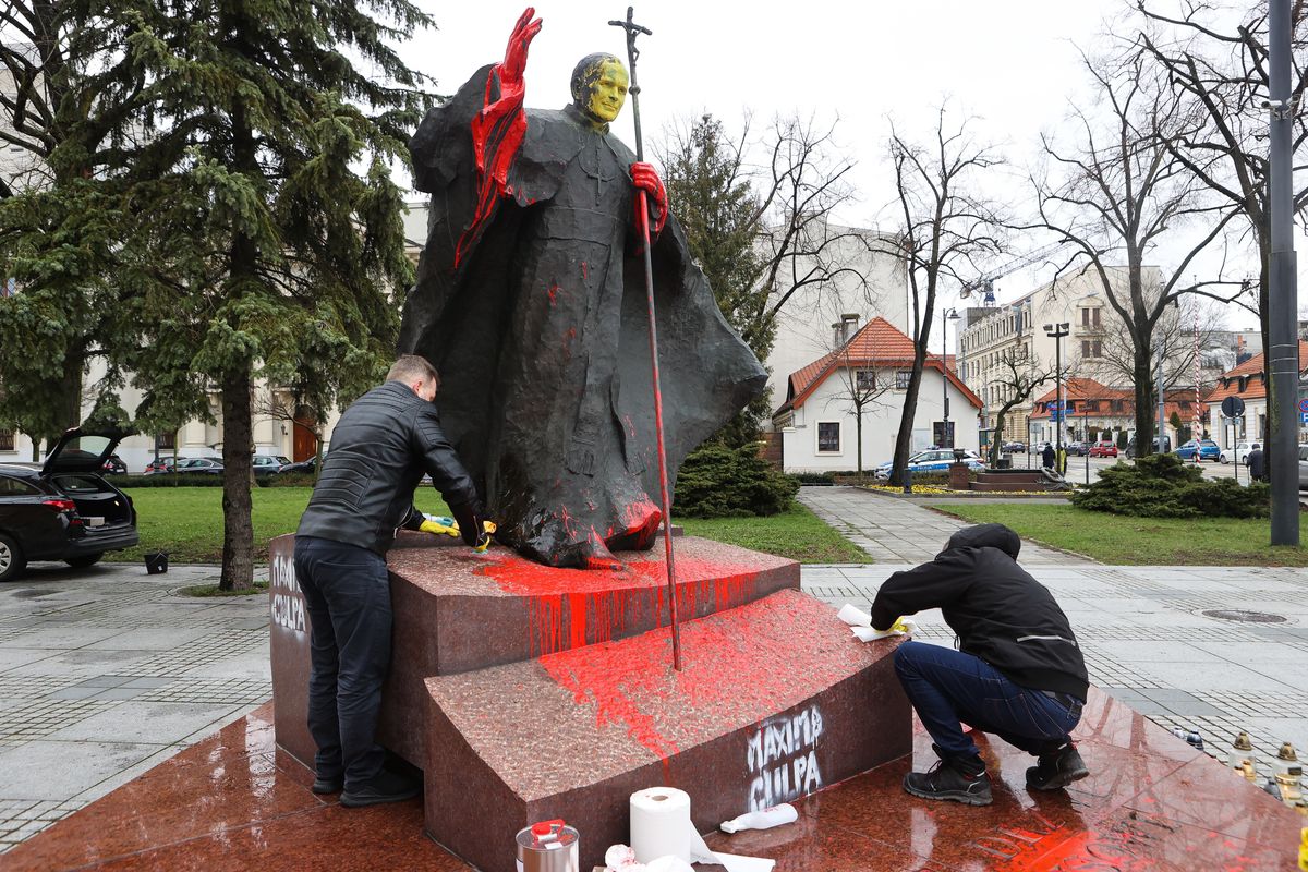 Czyszczenie pomnika Jana Pawła II w Łodzi.