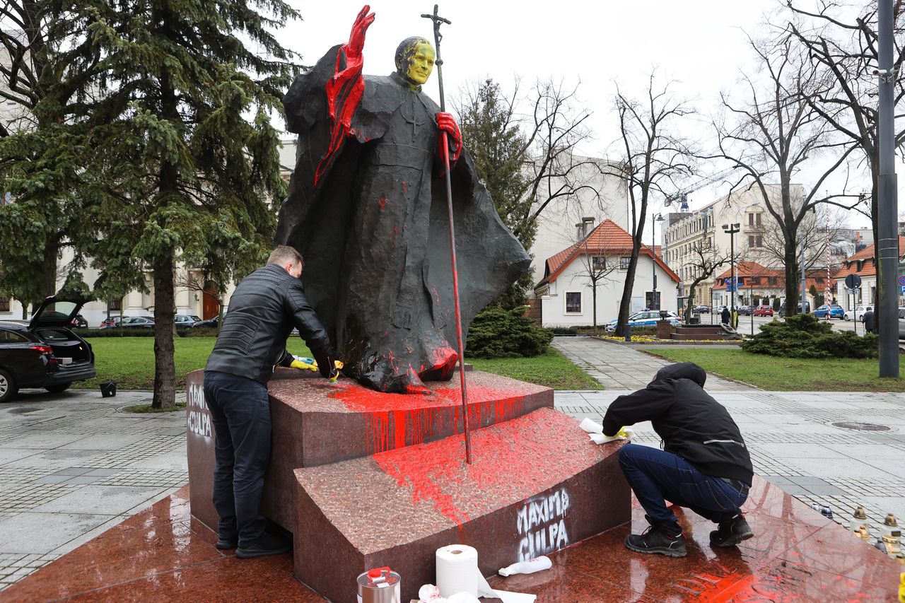 Zdewastował pomnik papieża. Jest zatrzymanie