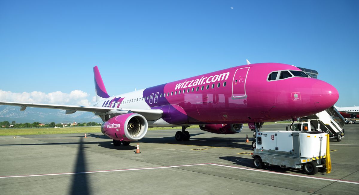 Samolot Wizz Air na lotnisku w Tiranie