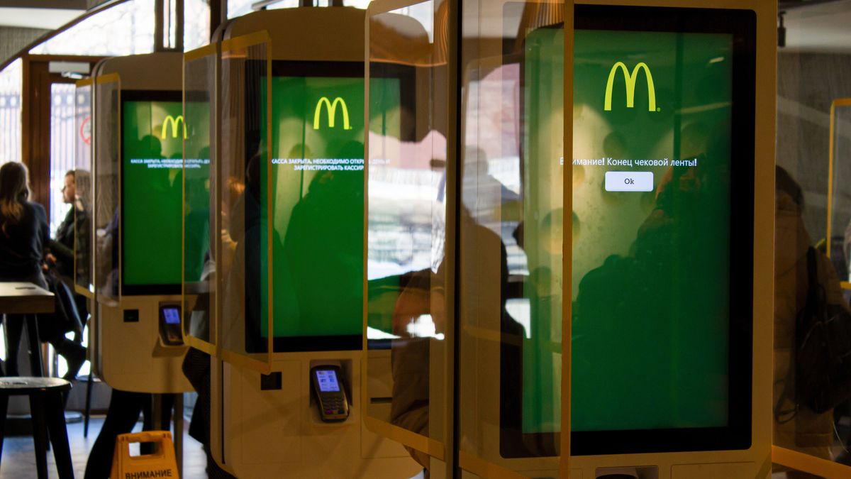 Na zdjęciu nieczynne maszyny do przyjmowania zamówień w rosyjskim McDonald'sie
