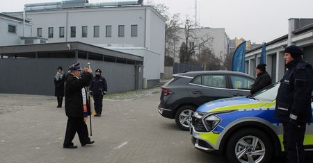 Policja ma nowe radiowozy. Ksiądz zadbał o to, by dzielnie służyły funkcjonariuszom