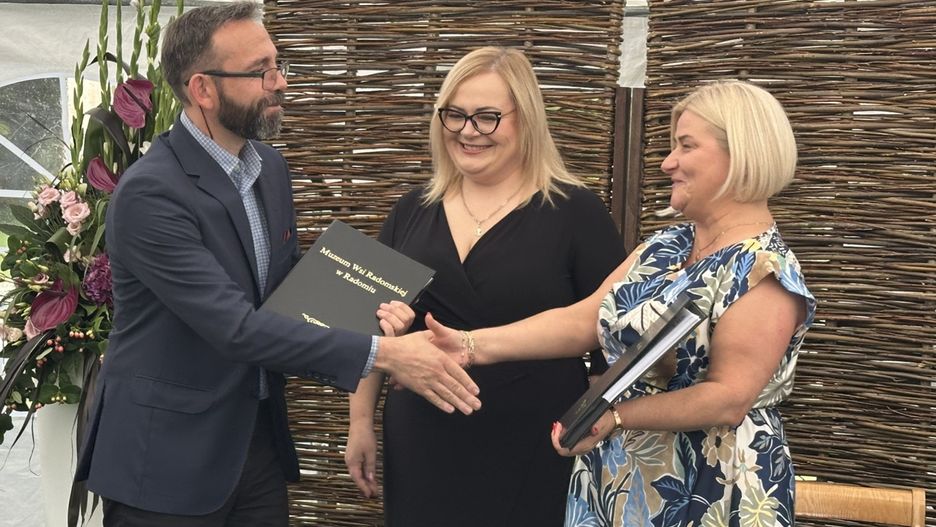 Umowę podpisywali; od lewej: Michał Zydroń, prezes MTM Budownictwo, Katarzyna Szymańska, główna księgowa w Muzeum Wsi Radomskiej i Ilona Jaroszek, dyrektor skansenu.