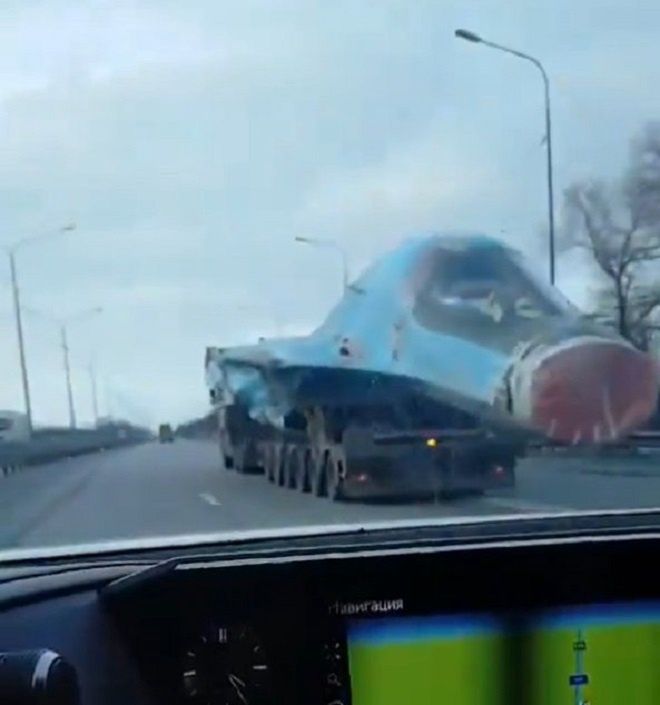 Uszkodzony rosyjski Su-34 transportowany do zakładu remontowego.