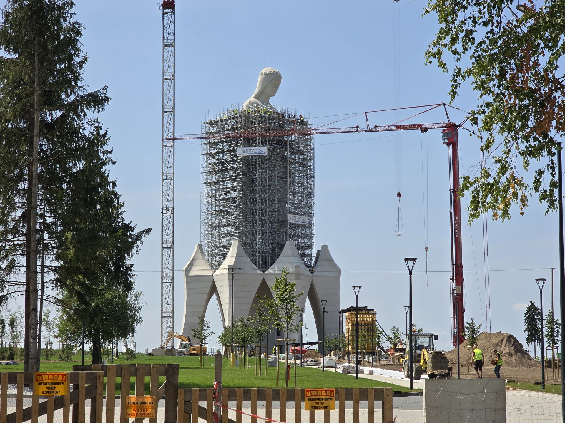Pomnik Maryi jest ogromny. Ma ponad 55 metrów