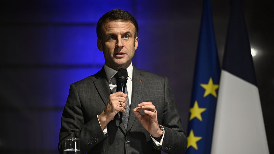 France's President Emmanuel Macron delivers a speech during a ceremony before France's handball team players at the presidential Elysee Palace in Paris, France, on 18 December 2023, one day after they won the gold medal after the final between France and Norway of the IHF World Women's Handball Championship in Herning, Denmark. EPA/JULIEN DE ROSA / POOL MAXPPP OUT Dostawca: PAP/EPA.