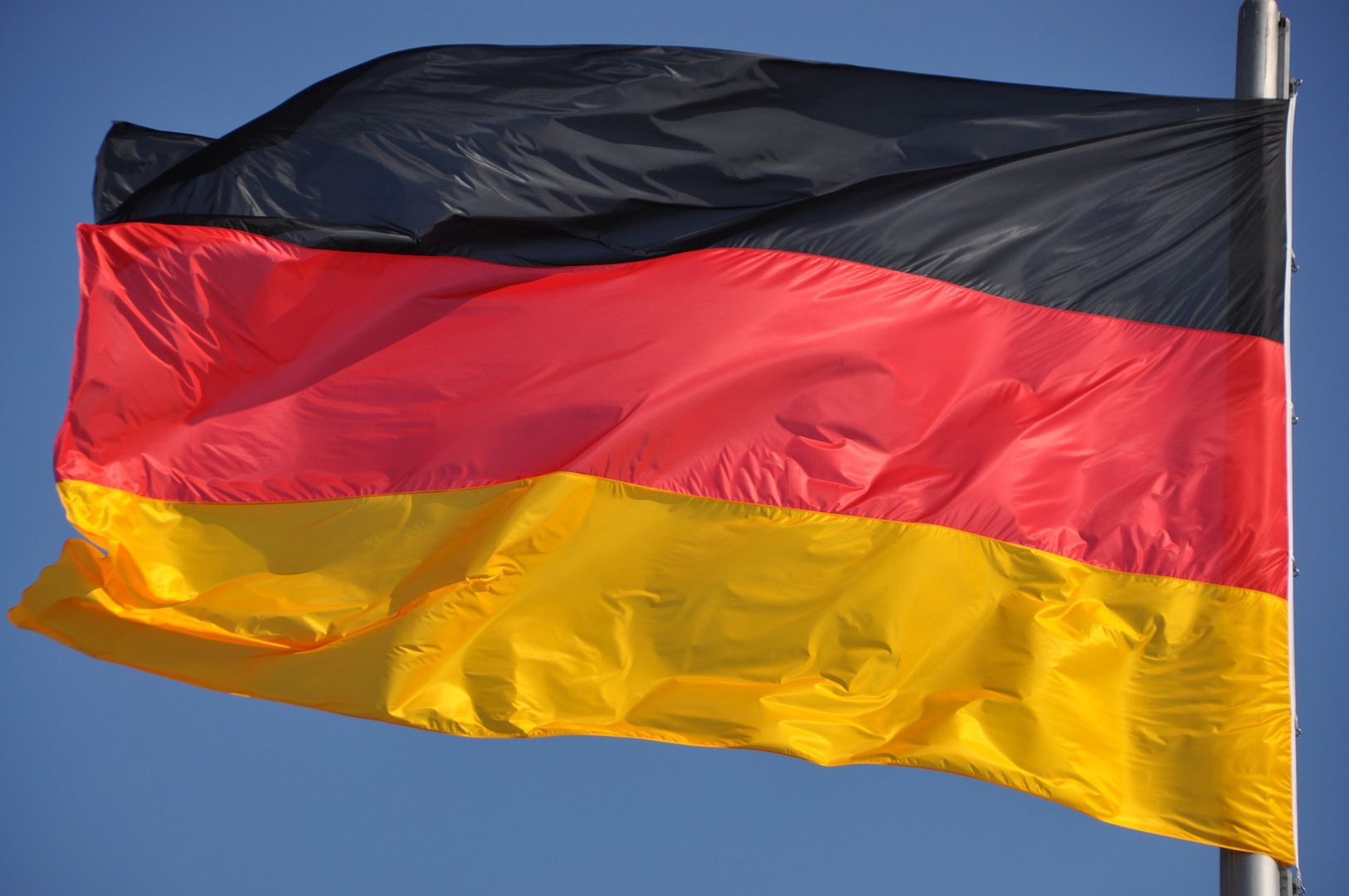 Niemieckie flagi opuszczone do połowy masztu. "Głęboki ból i wstyd"