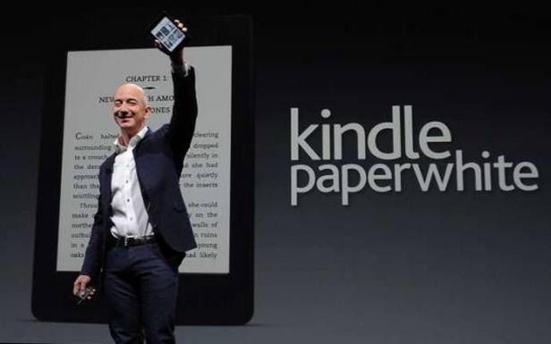 CEO Amazonu, Jeff Bezos, prezentuje nowy czytnik Kindle Paperwhite (Fot. NYDailyNews.com)