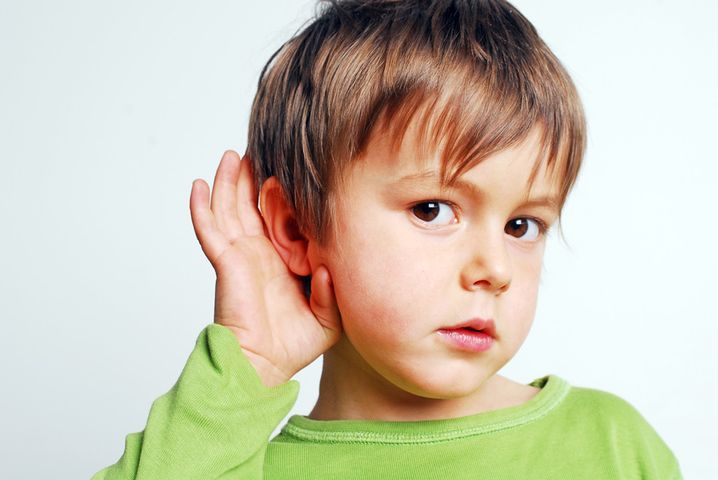 Niedosłuch u dzieci może zakłócić ich prawidłowy rozwój emocjonalny, społeczny i intelektualyny