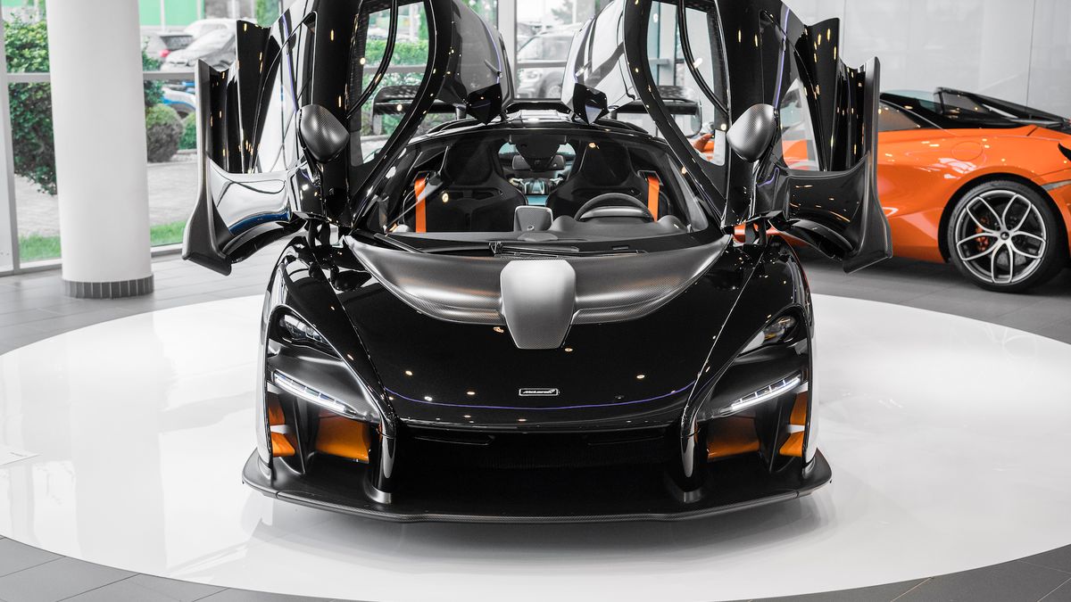 Czarny jak noc lakier wspaniale kontrastuje z kilkoma pomarańczowymi detalami.