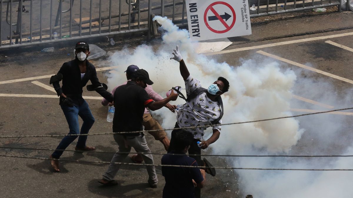Anti-government protests rock Sri Lankan capital
epa10061015 Security forces fire tear gas to disperse an anti government protest rally, calling for the resignation of the president over the alleged failure to address the economic crisis, near the President's house in Colombo, Sri Lanka, 09 July 2022. Protests have been rocking the country for over three months, calling for the resignation of the president and prime minister over the alleged failure to address the economic crisis. Sri Lanka faces its worst-ever economic crisis in decades due to the lack of foreign reserves, resulting in severe shortages in food, fuel, medicine, and imported goods.  EPA/CHAMILA KARUNARATHNE 
Dostawca: PAP/EPA.
CHAMILA KARUNARATHNE