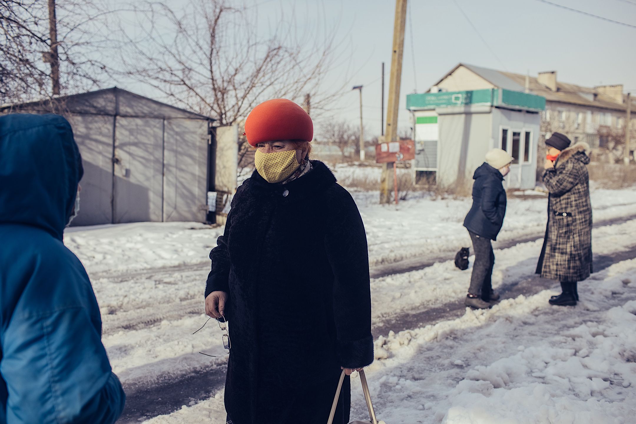 Kolejka przed sklepem w Sopynie