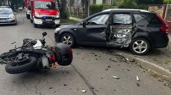 Groźny wypadek w Tarnowskich Górach. Samochód zderzył się z motocyklem. Droga jest zablokowana