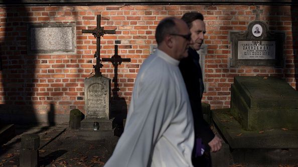 Księża mają różne podejścia do tego, jak traktować Halloween. Niektórzy przestrzegają przed świętem, inni uważają, że tę kwestię należy pozostawić wiernym.