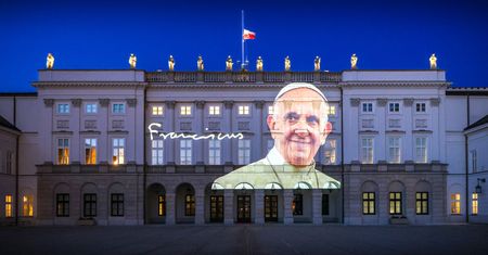 Prezydent oddał hołd Franciszkowi. Pojawiła się wielka iluminacja