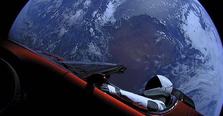 „Starman” w Roadsterze okrążył Słońce