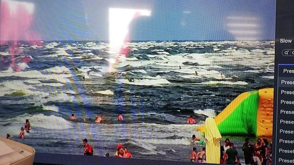 Bałtyk. Ratownicy WOPR obserwowali na monitoringu, jak mimo czerwonej flagi i wysokich fal plażowicze beztrosko wchodzili do wody