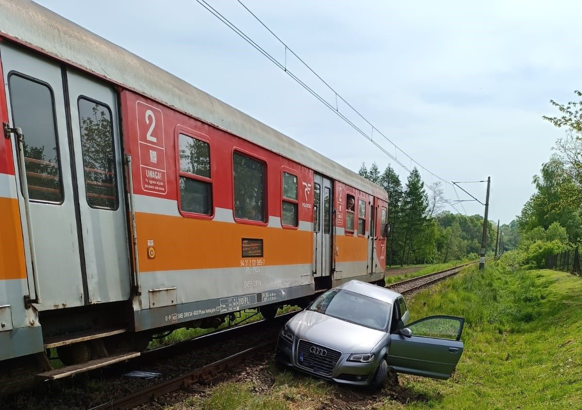 Bulowice. 27-letni kierowca wjechał wprost pod pociąg