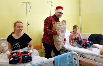 Głogów: Powiatowe Mikołaje odwiedziły dzieci na szpitalnym oddziale. Mali pacjenci dostali prezenty