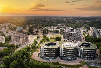 Pogoda w Łodzi. Prognoza na czwartek 1 stycznia. Poranne mgły, słaby śnieg i silniejszy wiatr