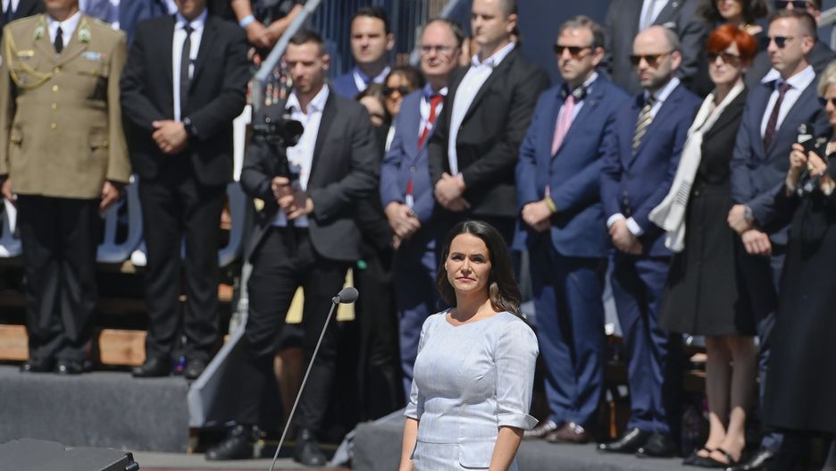 Hungarian President Katalin Novak (C) during her official inauguration ceremony in front of the Parliament, in Budapest, Hungary, 14 May 2022. EPA/Szilard Koszticsak HUNGARY OUT Dostawca: PAP/EPA.