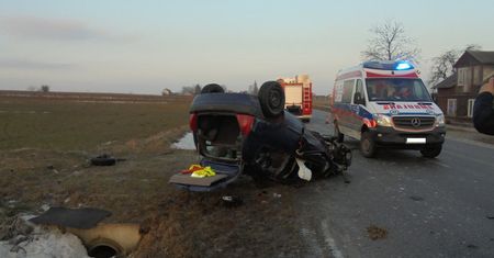 Dachowanie samochodu osobowego na drodze wojewódzkiej w gminie Bodzechów