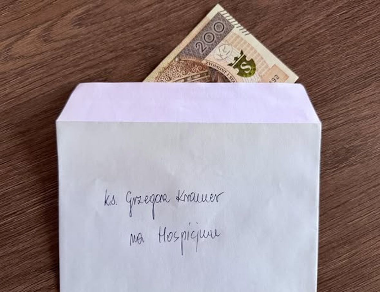 Proboszcz znalazł taką kopertę w tacy. "Posłusznie wpłaciłem"