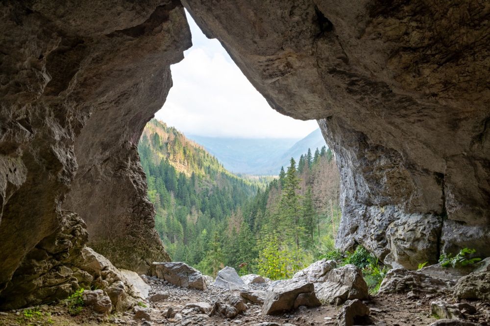 Jedno z "Okien Pawlikowskiego" w Jaskini Mylnej to jedno z najbardziej malowniczych miejsc w Tatrach 