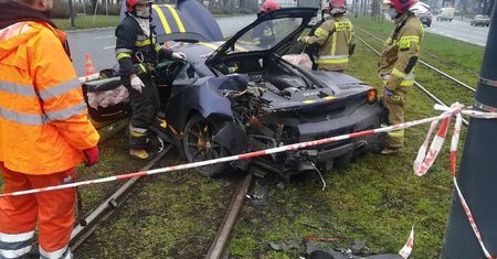 W Łodzi kierowca ferrari 488 pista wjechał w słup. Był nietrzeźwy