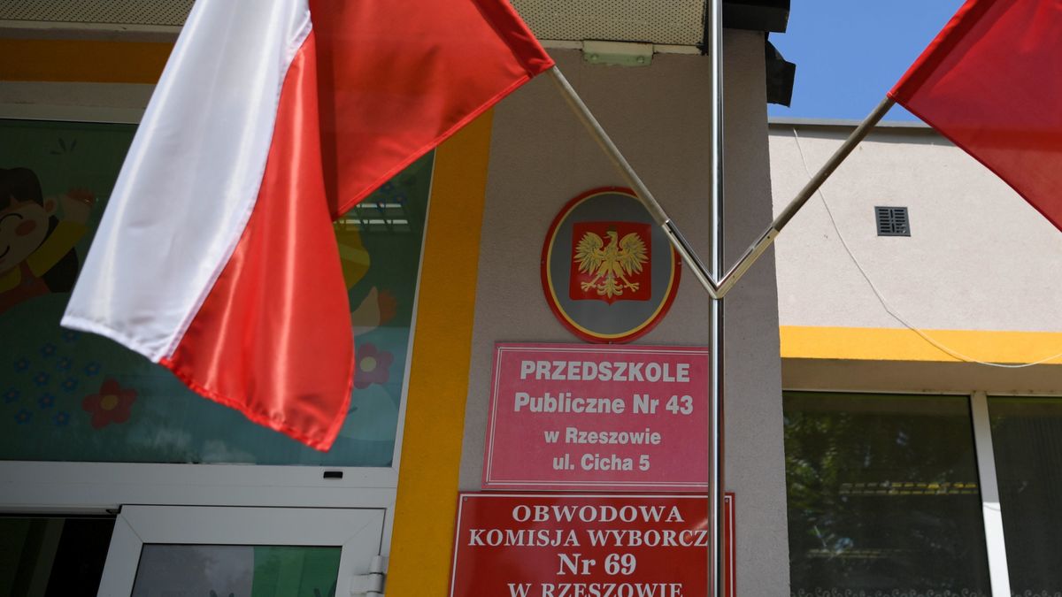 przygotowania w lokalu wyborczym
Rzesz�w, 11.06.2021. Przygotowania lokalu wyborczego Obwodowej Komisji Wyborczej nr 69 w Rzeszowie, 11 bm. Przedterminowe wybory w Rzeszowie odb�d� si� 13 bm. O fotel prezydenta ubiega si� czworo kandydat�w. (mr) PAP/Darek Delmanowicz
Darek Delmanowicz
flaga, flagi, lokal, polityka, przedterminowe, przygotowania, tabliczka, wyborczy, wybory, lokalu, Obwodowa Komisja Wyborcza nr 69 w Rzeszowie, wyborczego, wyborczym, tablica, tablice, tabliczki
