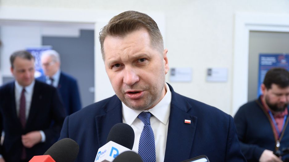 Poznań, 15.03.2023. Minister Edukacji i Nauki Przemysław Czarnek podczas wizyty w Instytucie Genetyki Człowieka PAN w Poznaniu, 15 bm. Tematem spotkania jest przedstawienie najnowszych badań prowadzonych przez IGC PAN m.in.: w zakresie transkryptomiki przestrzennej i sekwencjonowania oraz nowych możliwości rozwoju Instytutu. (ad) PAP/Jakub Kaczmarczyk