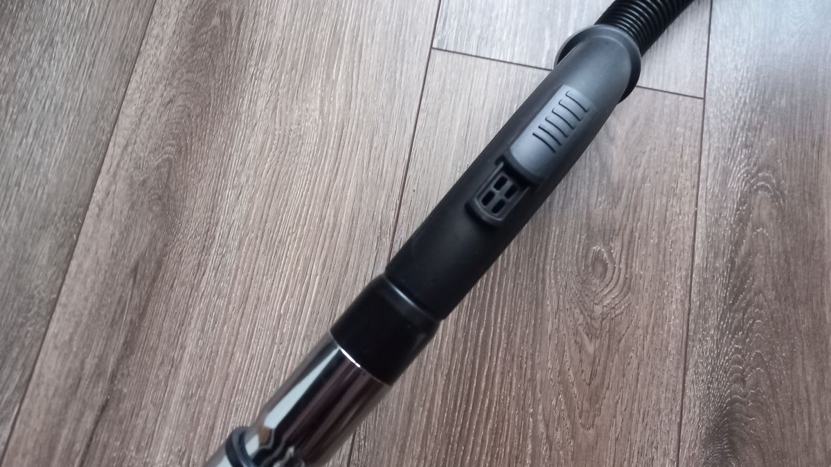 Nie każdy wie, jaką funkcję w odkurzaczu ma ten otwór