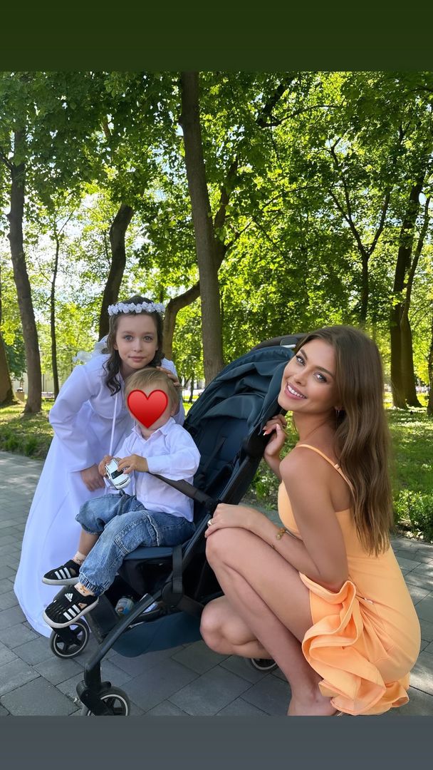 Joanna Opozda w pomarańczowej sukience na komunii chrześnicy