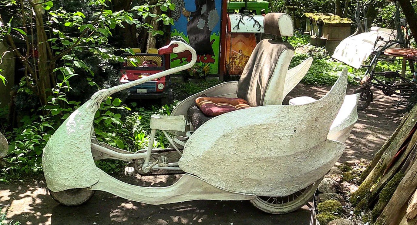 Tym pojazdem pan Paweł jeździ po swoim ogrodzie