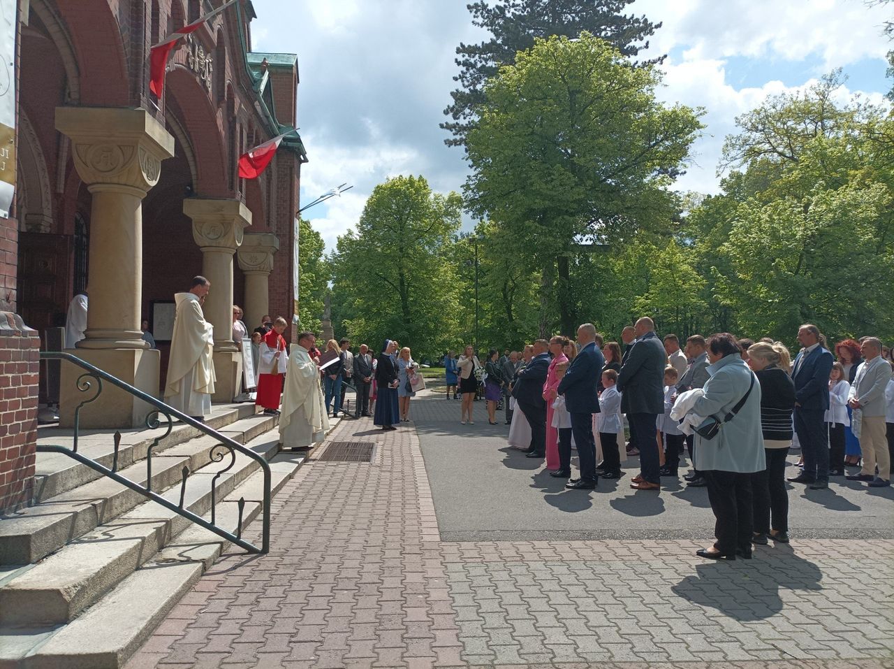 Uroczysta Pierwsza Komunia Święta w Panewnikach. Dzieci przystąpiły do sakramentu w jednej z największych parafii Katowic