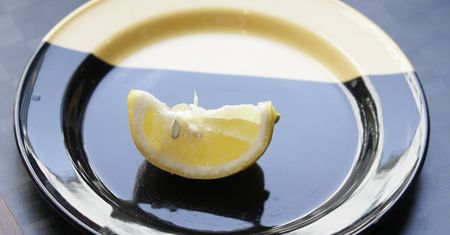 Pokrój cytrynę na ćwiartki i połóż obok łóżka. Zobaczysz, co się stanie