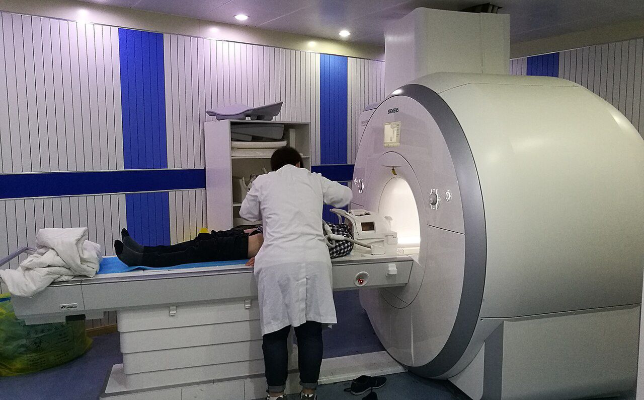 Miał metalowy łańcuch, wciągnęło go do rezonansu magnetycznego. Nie żyje